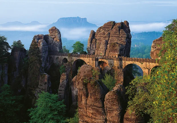 Blick auf die Basteibrücke in der Sächsischen Schweiz bei Bad Schandau – Umgebung der Kirnitzschtal-Klinik Blick auf die Basteibrücke in der Sächsischen Schweiz bei Bad Schandau – Umgebung der Kirnitzschtal-Klinik